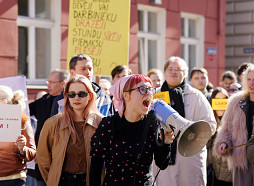 Vairāki desmiti cilvēku pie Saeimas protestē pret grozījumiem Darba likumā