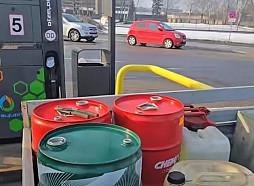 Latvijā degvielas uzpildes stacijās dīzeļdegvielas cena kopš konflikta Tuvajos Austrumos pieaugusi par aptuveni 20%