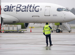 «airBaltic» neplāno atcelt reisus degvielas cenu kāpuma dēļ
