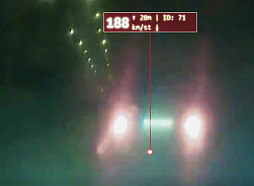 Rīgā autovadītājs bez apskates un ar svešām numurzīmēm bēg no policijas ar 200 km/h