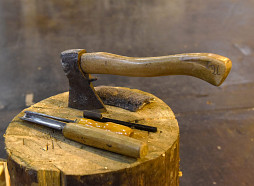 Daugavpilī par mātes nogalināšanu un aprakšanu mežā apcietina vīrieti