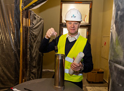 Latvijas Nacionālās operas vēsturiskās ēkas foajē grīdā tika iemūrēta kapsula