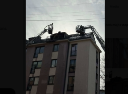 Rīgā plaši glābēju spēki iesaistīti dzīvojamās mājas ugunsgrēka dzēšanā