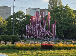 Ceturtdien gaidāmas gandrīz tikpat stipras vēja brāzmas kā trešdien
