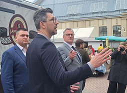 Rīgas domes ārkārtas sēdē iztaujā «Rīgas namu» valdes priekšēdētāju par situāciju Rīgas Centrāltirgū