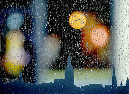 Sestdien Latvijā turpinās līt, bet kļūs siltāks