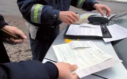 Mātei draud 70 eiro sods par bērna atstāšanu automašīnā pie veikala