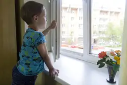 Šovasar NMPD mediķi piecas reizes steigušies pie bērniem, kuri izkrituši pa logu