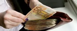 Пока страна экономит: высшим чиновникам готовят повышение зарплат