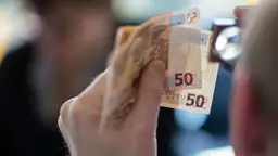 В октябре латвийцам добавят пенсии: кому и сколько?