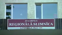 «Сама себя зашью!» Вся приемная в крови: в больнице Екабпилса напали на врача