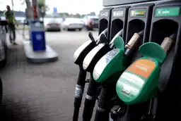 Нефть дешевеет на надеждах по Ближнему Востоку и росте добычи ОПЕК+