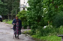 «Очень люблю бабушек!» Мужчина обнял старушку и та лишилась всех денег