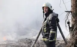 Pēc teju 12 stundu darba nodzēsts ugunsgrēks Rīgas ostas metāllūžņu noliktavā