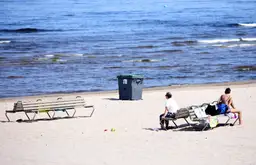 Jūrmalā no salūzuša katamarāna izglābti divi cilvēki