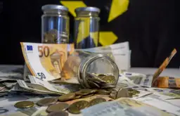 Jūnijā Latvijā nedaudz sarucis trūcīgo personu skaits