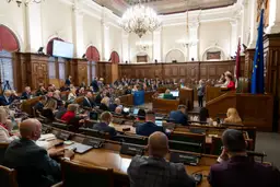На зарплаты и надбавки денег не жалеют? Расходы Сейма быстро растут