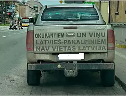 По Латвии ездит авто с надписью: «Оккупантам и их латышским прихвостням нет места в Латвии»