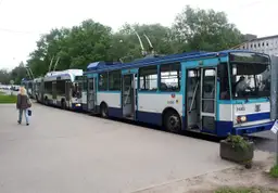 Из-за поломки грузовика в Риге временно не ходили автобусы и троллейбусы