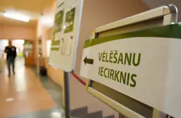CVK no Saeimas vēlēšanu kandidātu sarakstiem svītro vēl trīs kandidātus