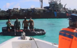 Пограничники Китая и Филиппин подрались вёслами посреди моря (ВИДЕО)