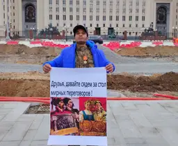 «Миру мир, товарищи!» Бенес Айо потребовал переговоров у здания Минобороны РФ