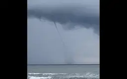 На море у берегов Латвии снова зафиксировали водяной смерч. ВИДЕО