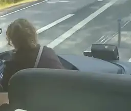 Водитель потерял сознание на полном ходу: два пассажира спасли автобус с 50 людьми (ВИДЕО)