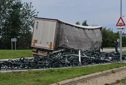 И в нашем районе будет праздник: фура с пивом перевернулась на Саркандаугаве (ФОТО)