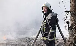 В Вецмилгрависе произошёл пожар на площадке с металлоломом