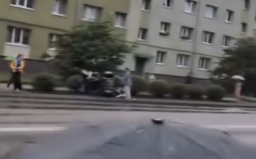 ДТП в прямом эфире: пьяный мотоциклист сбил пешехода на слёте в Вентспилсе (ВИДЕО)