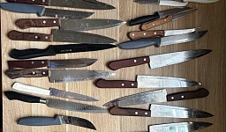 А как им колбасу резать? В соцсетях спорят о кухонных ножах изъятых у мигрантов