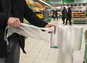 Латвийские магазины отменяют бесплатные пластиковые пакеты: как это будет