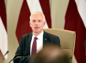 Вовсе не из-за скромности! Почему латвийские министры отказались от депутатских зарплат?