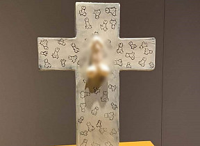 Под давлением думы с выставки в Даугавпилсе убрали крест с фарфоровым фаллосом
