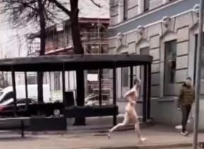По Риге пробежал абсолютно голый мужчина: весна пришла? (ВИДЕО 18+)