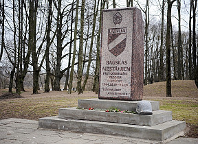 В Бауске вандалы опрокинули памятник оборонявшим город от Красной армии в 1944-м