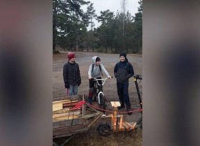 «У Латвии есть будущее!» Сельские ребята соорудили креативное транспортное средство (ВИДЕО)