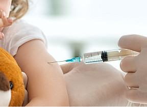Полностью привитый ребенок умер от пневмококковой инфекции; срочно призывают к замене вакцины