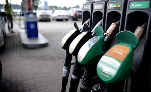 Мужчина в шоке от цен на топливо в Латвии и Литве
