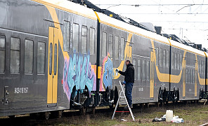 Вандалы в Риге разрисовали граффити один из новых электропоездов. ФОТО (ДОПОЛНЕНО)