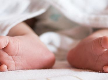 На тротуаре в Кенгарагсе нашли новорожденную: полиция — о результатах расследования