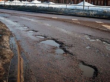 «Похоже, Силиня и Швинка решили летать!» Дорожники предупреждают: без денег на дорогах будут ямы