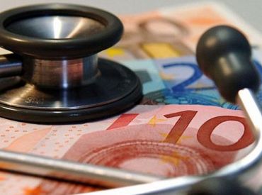 Мистика! С карты регулярно уходят по 10-15 евро невесть куда: рижанка обратилась в банк — и что же?