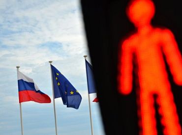 ЕС ввел санкции против 22 банков РФ и режиссера Шахназарова