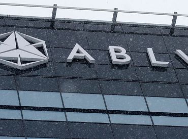 Lietā par 50 miljonu eiro atmazgāšanu figurē sešas personas; kratīšanas notiek arī Baltkrievijā