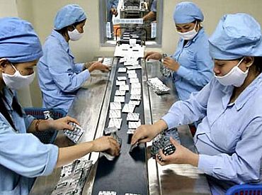 Valdība vērtēs attālinātā darba ieviešanu, klātienē ļaujot strādāt ražojošajiem uzņēmumiem