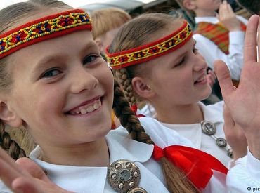 Amerikas Latviešu apvienība ziedo 100 000 dolāru latviešu skolām un vasaras nometnēm ASV