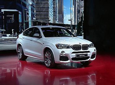 «Русские любят драму!» Припаркованную в центре Риги BMW украсили нецензурными надписями (18+). ФОТО