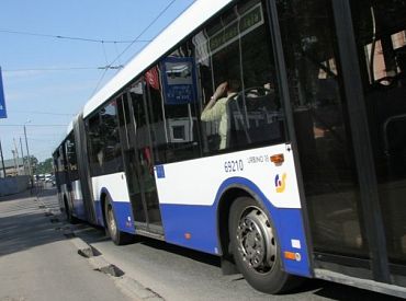 «Пошла на ***»: на просьбу говорить по-латышски водитель автобуса обругал женщину русским матом